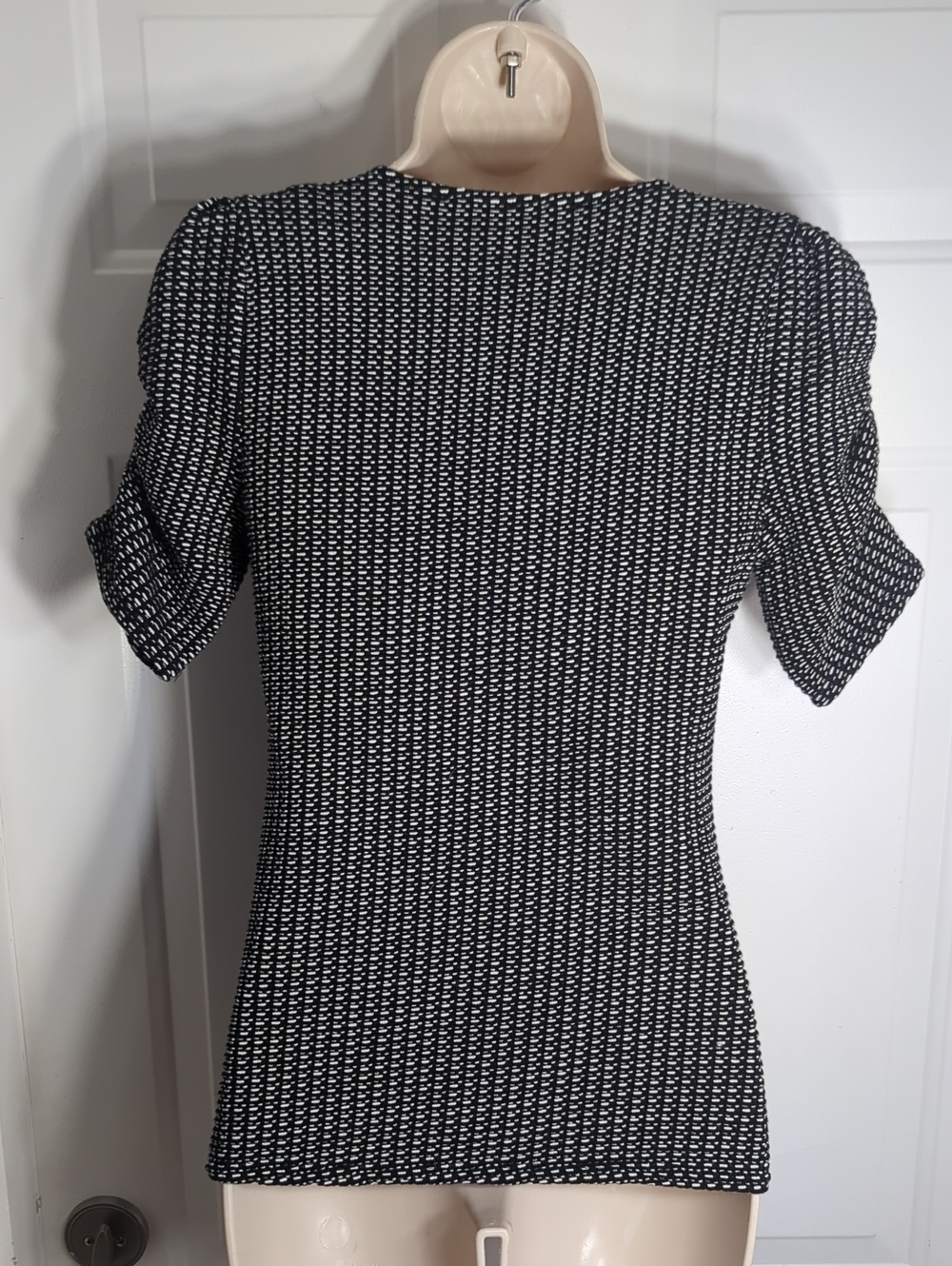 White House Black Market WHBM Black White Textured V-Neck Top Size XS - Picture 2 of 7